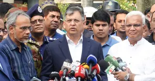 সন্ত্রাস-চাঁদাবাজদের আইনের আওতায় আনতে না পারলে পুলিশের বিরুদ্ধে ব্যবস্থা—স্বরাষ্ট্রমন্ত্রীর হুঁশিয়ারি